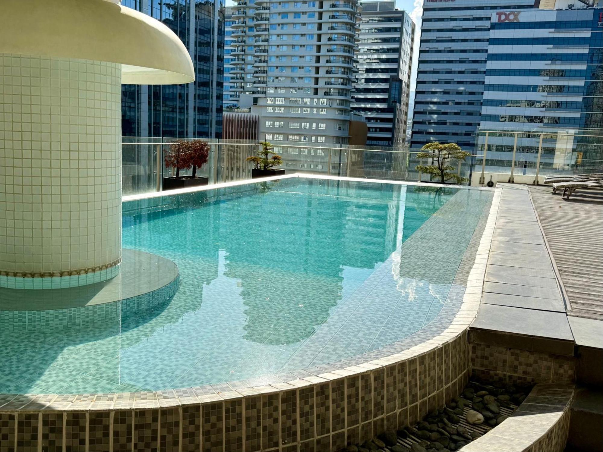 1-bedroom 53sqm W Netflix W Free Parking Cebu